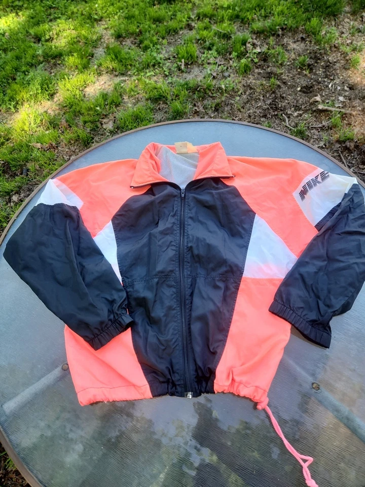 Abrigo de chándal Nike para mujer años 80 negro coral rosa mediano vintage de colección capucha con cremallera Foto 1 de 4