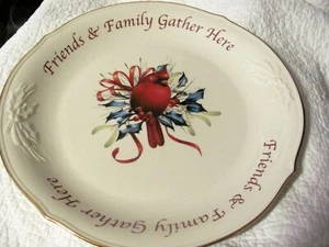 Plato de postre Lenox Winter Greetings Christmas Friends & Family Reúnanse Here 12" - Imagen 1 de 6