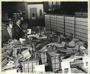 1970 Press Photo Postmasters Working at Castleton Corners Post Office - Bild 1 von 2