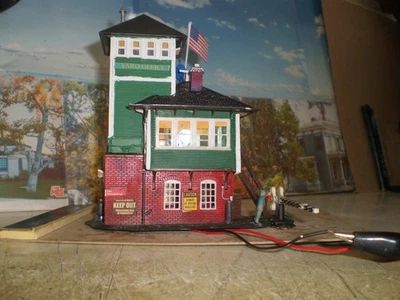 HO Scale yard Watch Tower Yard Office 2 story & Signal w/light Bachmann & Atlas - Image 1 of 4