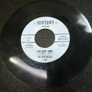 The Blue Belles I Sold My Heart To The Junkman 45 RPM Single Record Newtown 1962 - Picture 1 of 5