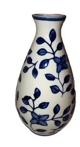 The Bombay Company weiß blau Blumen Blätter asiatischer Stil Keramik Knospe Vase 6 1/2" - Bild 1 von 7