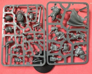 Space Marine CAPTAIN in GRAVIS ARMOUR - New on Sprue - 40K - Picture 1 of 1
