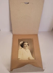 Retrato de enfermera vintage en marco de cartón (7 5/8"" x 5") - Imagen 1 de 6