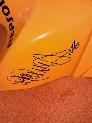 Cubierta del tanque Repsol Honda firmada a mano Valentino Rossi - Imagen 1 de 3