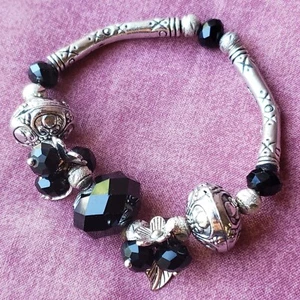 Pulsera elástica con cuentas gruesas tubo plateado flor vidrio negro suroeste BR2 - Imagen 1 de 10
