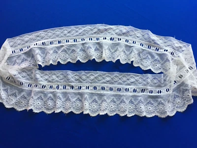 ancien et beau volant tout en dentelle  :170 cm X 15 cm - Photo 1/4