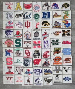 Adesivo statico per finestra logo squadra NCAA 3,5 x 3,75 riutilizzabile decalcomania vintage a scelta - Foto 1 di 60
