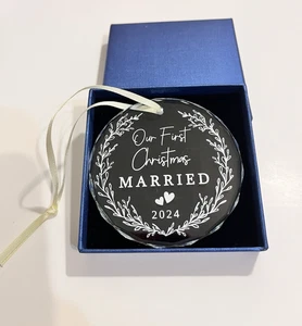 Nuestra Primera Navidad Casada 2024 Adorno de Vidrio Caja de Recuerdo Redonda - Imagen 1 de 11