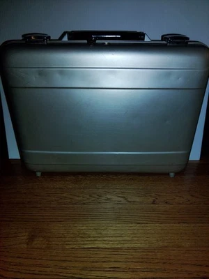 Maletín de aluminio TZ Deutsch con bloqueo de equipaje de 18" duradero de 4" de profundidad WKey muy usado Foto 1 de 4