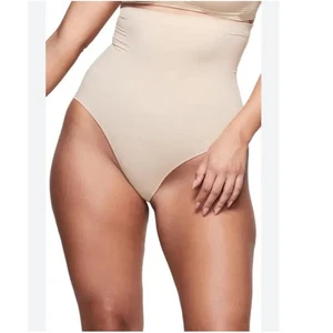 Calzoncillos SKIMS sin costuras esculpidos cintura alta beige prendas moldeadoras compresión media - Imagen 1 de 6