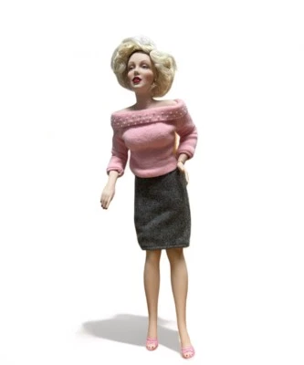 Suéter Marilyn Monroe Rosa Falda Gris Muñeca Reliquia Franklin Etiquetas Como Nuevas Original Foto 1 de 4