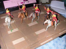 SEI GIUBBE ROSSE NARDI A CAVALLO