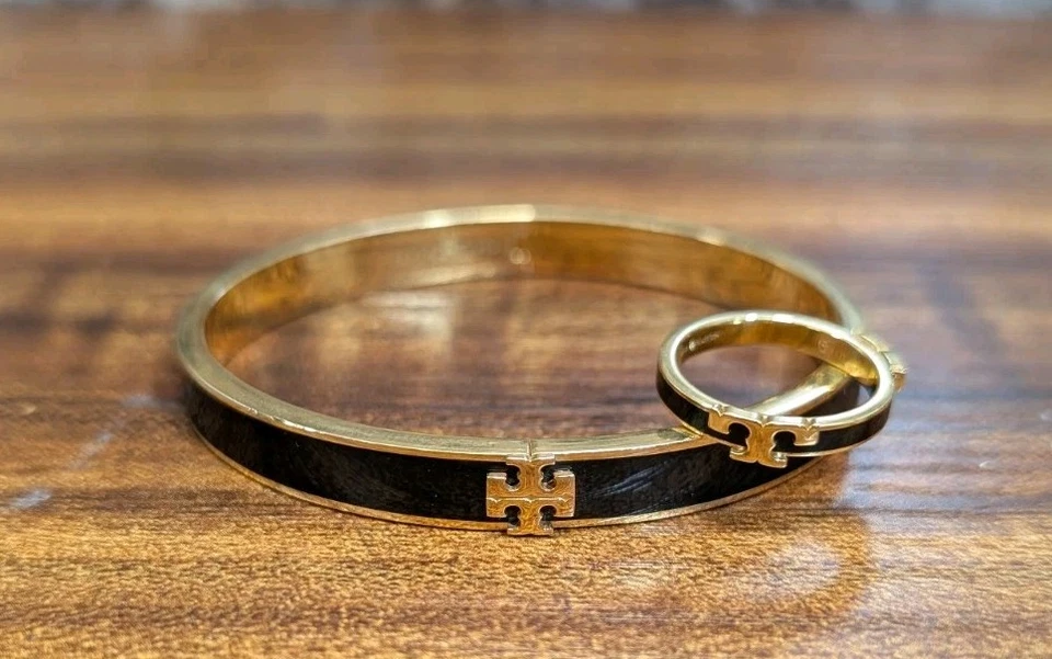 Brazalete con bisagra Kira Tory Burch esmalte negro + oro 18k sobre latón + anillo Foto 1 de 4