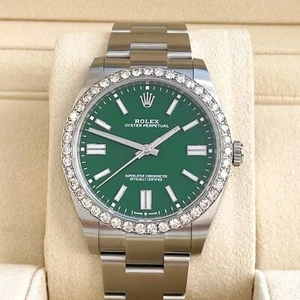 Rolex Oyster Perpetual 41 mm 2024 set completo mai indossato 124300 verde diamante - Foto 1 di 10