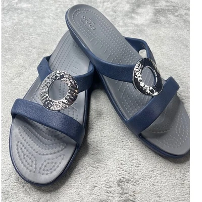 全新 Crocs Sanrah Hammered 圆滑凉鞋 海军蓝/银色 10 码 — 第 1/4 张图片