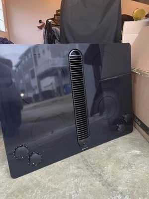 Jenn-Air 4 quemadores vidrio radiante estufa 30” Downdraft JED8430ADB con ventilador S1 Foto 1 de 4