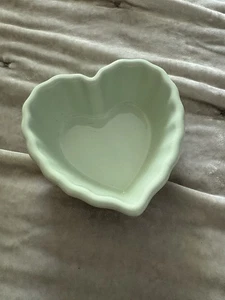 Martha Stewart Stonewear verde menta en forma de corazón Baker Ramekin 2x4” NUEVO CON ETIQUETAS - Imagen 1 de 4
