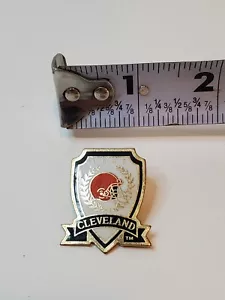 VINTAGE DRUCKPRODUKTE OFFIZIELLE NFL CLEVELAND BRAUN REVERSMÜTZE PIN - Bild 1 von 2