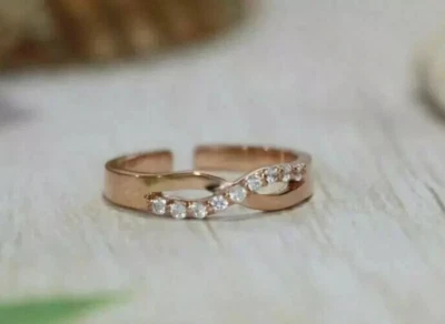 Anillo de dedo ajustable para mujer enchapado en oro amarillo de 14 quilates diamante simulado corte redondo de 1 quilate Foto 1 de 4