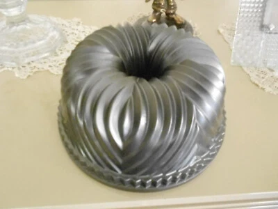 Nordic Ware 53624 Stampo Bavaria, Alluminio, Argento, 10 Cup Capacity - Immagine 1 di 4