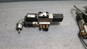 SMC NVFS2100-5FZ + NVF2000-1 SMC Magnetventil 24VDC VENTILBAUGRUPPE - Bild 1 von 3