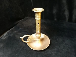 Candelabro push up de latón vintage con lazo para dedos Italia Lillian Vernon - Imagen 1 de 8
