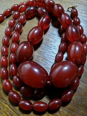 Superb Vintage Cherry Amber Bakelite Necklace 64.5Gramme  STREAKING SWIRLS - Image 1 of 4