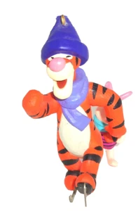 Disney Ornamento Winnie Pooh Tigger & Piglet Patinaje Sello Recuerdo Navidad - Imagen 1 de 2