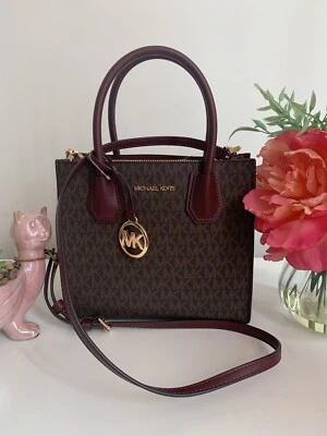 Bolso Bandolera Michael Kors Mercer Mediano Mensajero MK Signature Marrón Merlot  Foto 1 de 4