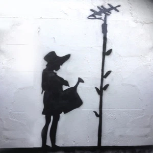 Plantilla Banksy XL Niña Riego Aéreo Girasol Tamaño Natural Pared Arte Plantilla - Imagen 1 de 7