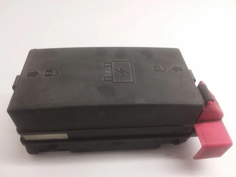 Двигатель коробка предохранителей реле 2004 Cadillac Deville  - Изображение 1 из 4