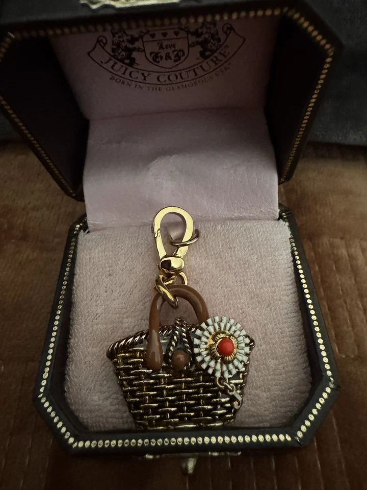 Juicy Couture Charm cesta de paja con flor cartera de mimbre Foto 1 de 2
