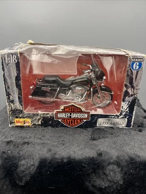 Maisto Harley Davidson Motorcycle 1999 FLHT Electra Glide Standard Series 6 1:18 - Image 1 of 4