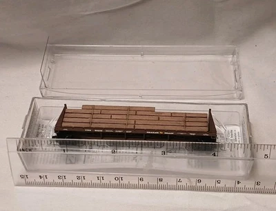 *Z*-scale |527 00 021| Trailer Train 60' Flat Car w/ Lumber Load TTPX 80280 - Image 1 of 4