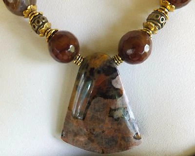 Collar colgante de ópalo de madera petrificada escénica marrón real con pendientes a juego Foto 1 de 4