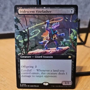 MTG Iridescent Vinelasher Bloomburrow 359 Extended Art Foil raro quasi nuovo fresco - Foto 1 di 2