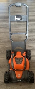 Husqvarna HU800AWD Spielzeugrasenmäher - Bild 1 von 6