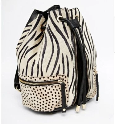 River Island Mini Mochila Bolso Cebra Cuero Vaca Estampado Animal Cuero Crema Negro Foto 1 de 4