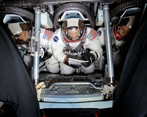 SKYLAB 2 CREW IN APOLLO COMMAND MODULE MISSION SIM - 8X10 NASA PHOTO (ZZ-963) - Picture 1 of 1