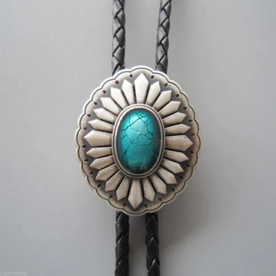 Corbata Bolo Vaquero Occidental Chapada en Plata Celta Ovalada Esmalte Piedra Verde Foto 1 de 2
