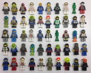 5 LEGO SPACE MINIFIGUREN LOT Pilot Alien UFO zufällige Bulk Figuren mit 5 Zubehörteilen - Bild 1 von 2