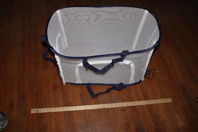 Cesta plegable de tela Whitmor azul/blanco 5588-7485-WNVY Foto 1 de 3