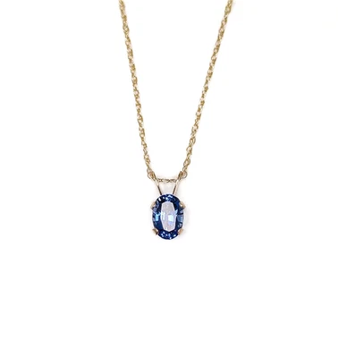 Collar colgante de oro amarillo de 14 k con zafiro azul ovalado de 0,65 quilates Foto 1 de 3