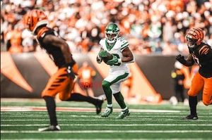 BREECE HALL N.Y. JETS SUPER GAME 133 YRDS 3 TD 10/26/25 VS BENGALS 8X10 - Picture 1 of 1