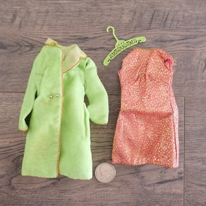 Barbie Vintage Mod Velvet Venture #1488 1969 Cappotto Verde, Scarpe Oro e Abito Rosa - Foto 1 di 2
