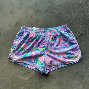 Lilly Pulitzer Luxletic Ocean Trail Shorts Women's M Maldives Green Turtle Wave - Picture 1 of 8