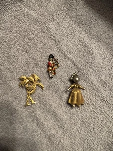 Vintage Pin Set, Bagpiper, Palm tree, Odd Doll. - Picture 1 of 5