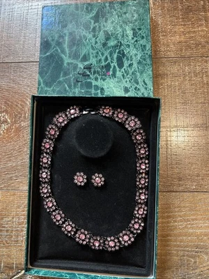 全新带盒 SUZANNE SOMERS 粉色水钻花卉项链 带珠饰耳环套装 #JS2 — 第 1/4 张图片