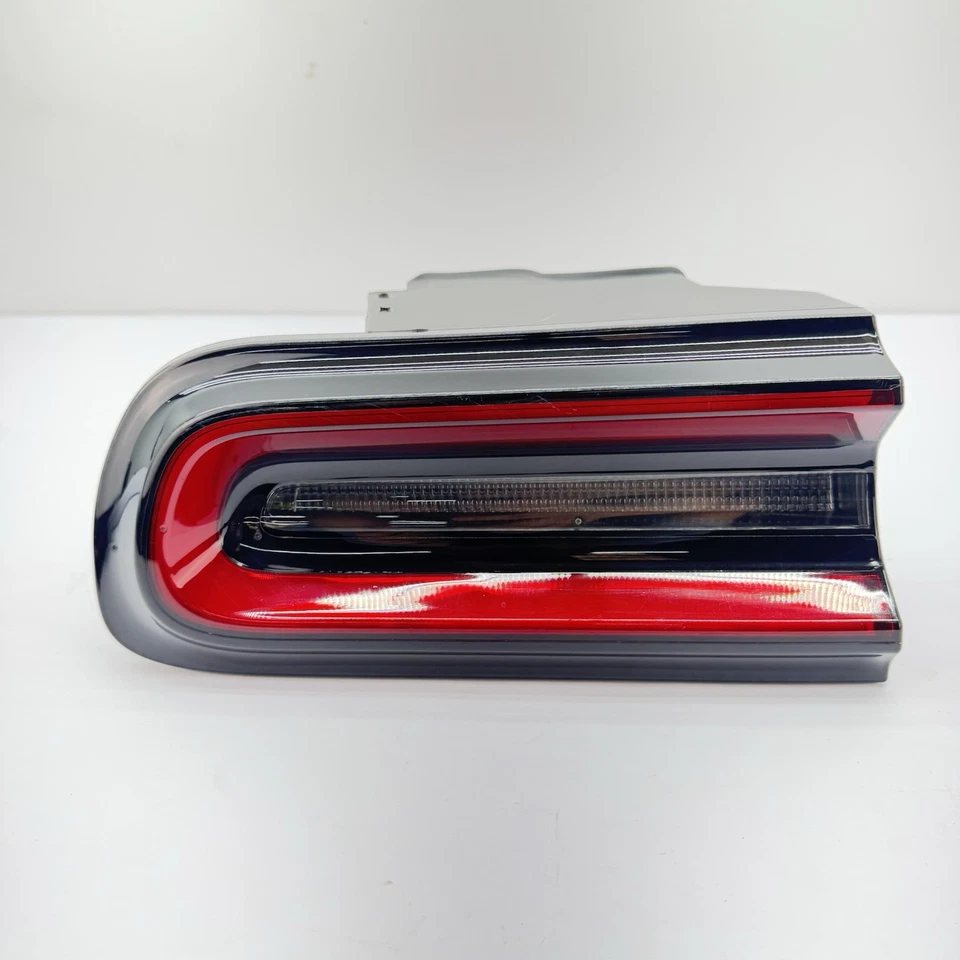 Левый задний фонарь для Dodge Challenger 2015-2023 годов выпуска от оригинального производителя 68174069af - Изображение 1 из 4